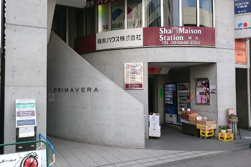 横断歩道を渡り右へ進む