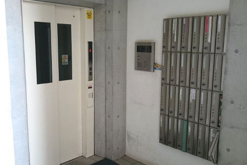 エレベーターホールで902呼び出し